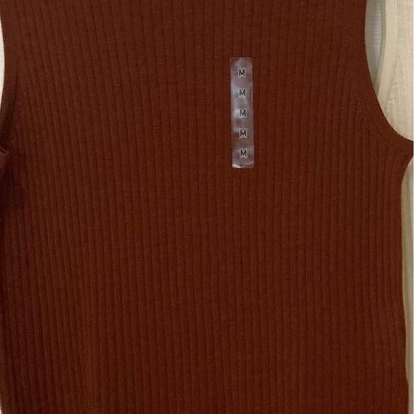 NWT Womens Uniqlo turtle neck sweater- size M - Picture 1 of 2